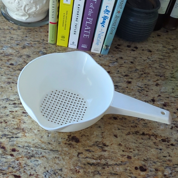 Vintage White Tupperware Colander/Strainer - Picture 1 of 6